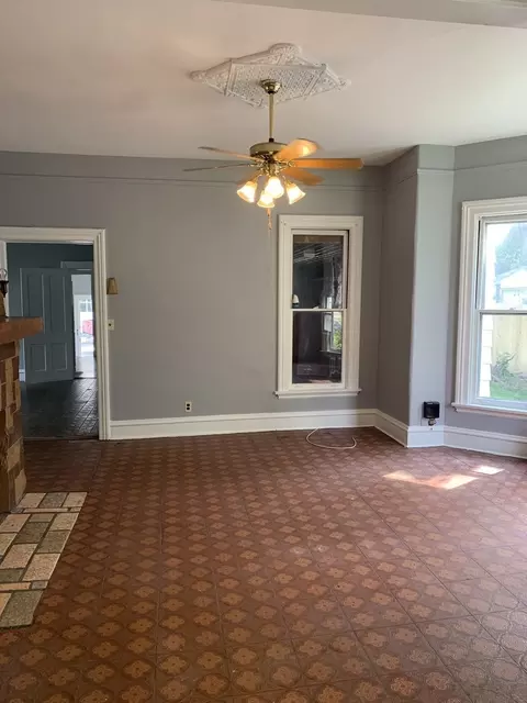 Living - 537 E Chicago St, Elgin, IL 60120 photo 4 of 9