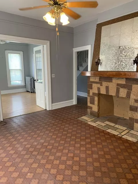Living - 537 E Chicago St, Elgin, IL 60120 photo 3 of 9