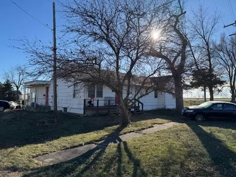202 S Walnut St, Roberts, IL 60962 photo 1