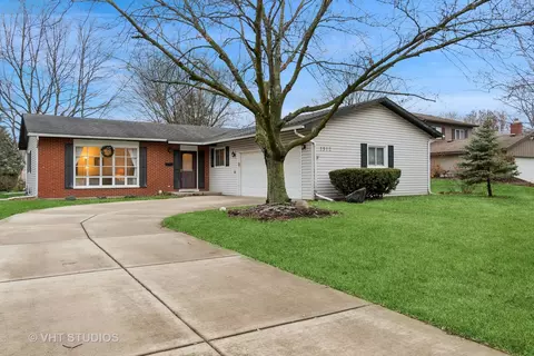 1912 Cambridge Ln E, Wheaton, IL 60189