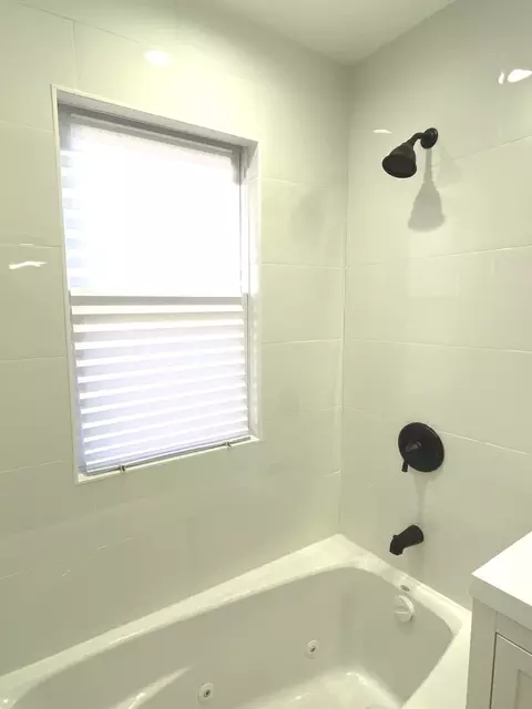 Bath - Undisclosed, Chicago, IL 60628 photo 5 of 8