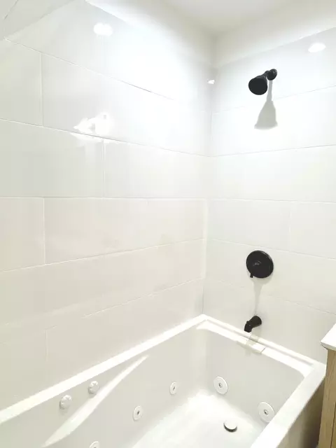 Bath - Undisclosed, Chicago, IL 60628 photo 3 of 8