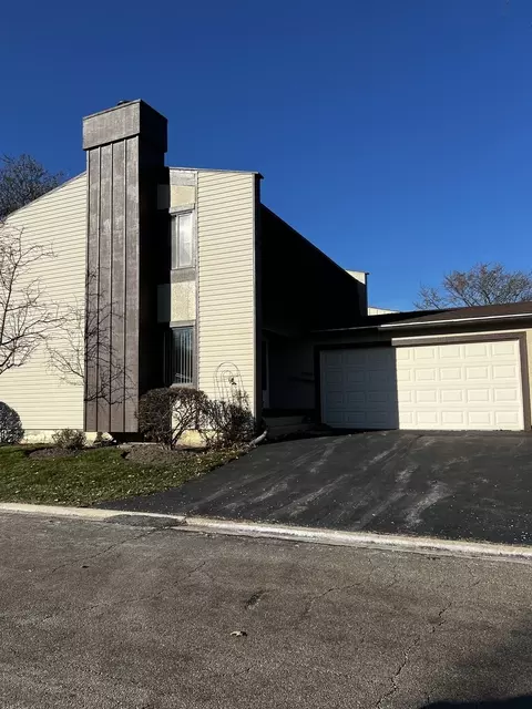 65 Briarwood Sq, Indian Head Park, IL 60525