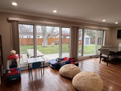 Living - 525 Olive St, Hoffman Estates, IL 60169 photo 2 of 3
