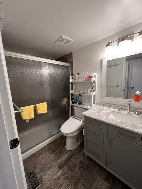 Bath - 525 Olive St, Hoffman Estates, IL 60169 photo 1 of 2