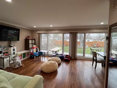 Living - 525 Olive St, Hoffman Estates, IL 60169 photo 1 of 3