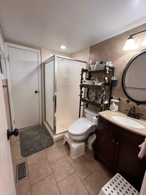 Bath - 525 Olive St, Hoffman Estates, IL 60169 photo 2 of 2