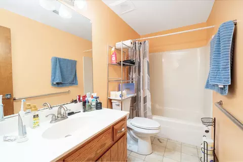 Bath - 1902 Brighton Ln, Plainfield, IL 60586 photo 3 of 3