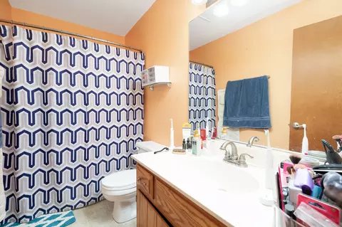Bath - 1902 Brighton Ln, Plainfield, IL 60586 photo 2 of 3