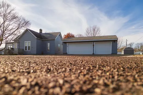 302 N White St, Le Roy, IL 61752