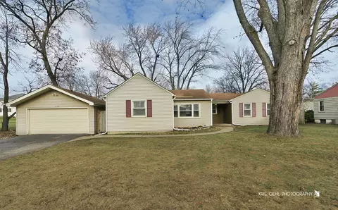 9020 Shady Ln, Wonder Lake, IL 60097
