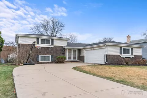 2411 N Champlain St, Arlington Heights, IL 60004