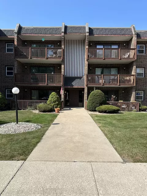 3710 215 St #103, Matteson, IL 60443