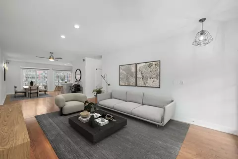 Living - 1026 W Monroe St, Chicago, IL 60607 photo 1 of 2