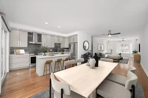 Dining - 1026 W Monroe St, Chicago, IL 60607 photo 3 of 3