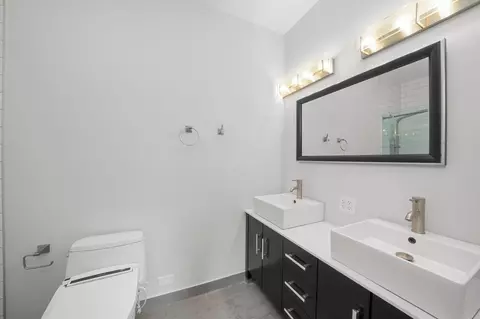 Bath - 1026 W Monroe St, Chicago, IL 60607 photo 2 of 4