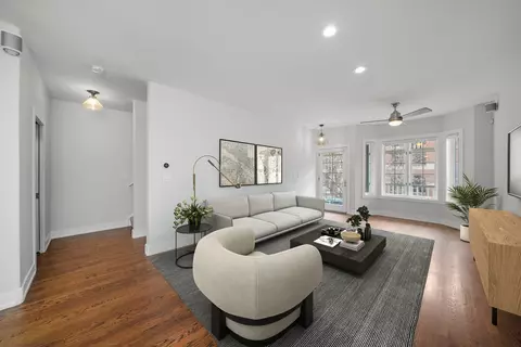 Living - 1026 W Monroe St, Chicago, IL 60607 photo 2 of 2