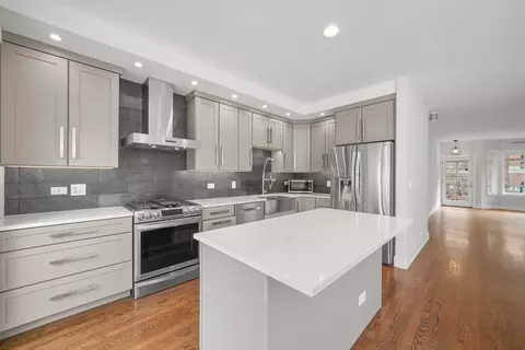Kitchen - 1026 W Monroe St, Chicago, IL 60607 photo 4 of 5