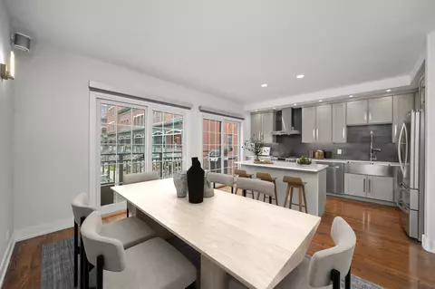 Dining - 1026 W Monroe St, Chicago, IL 60607 photo 2 of 3