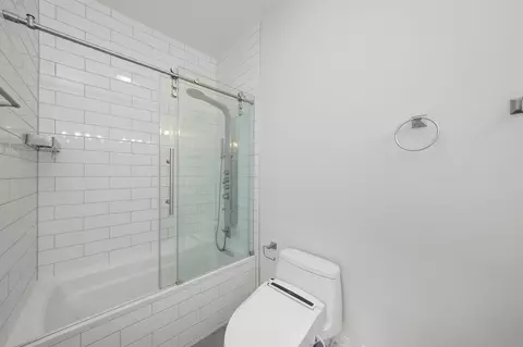 Bath - 1026 W Monroe St, Chicago, IL 60607 photo 3 of 4
