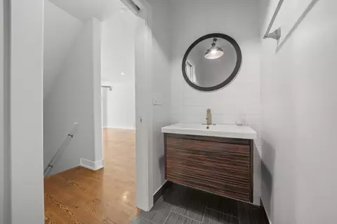 Bath - 1026 W Monroe St, Chicago, IL 60607 photo 1 of 4