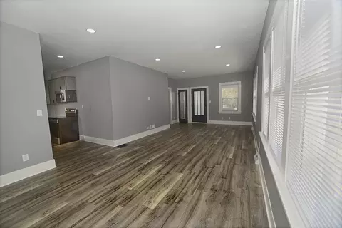 215 E Allen St, Ottawa, IL 61350 photo 3