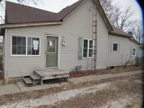 7 N Main St, Henning, IL 61848
