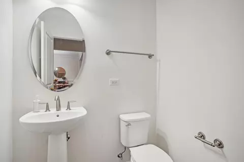 Bath - 1246 Falcon Ridge Dr, Elgin, IL 60124 photo 3 of 5