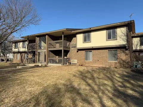 590 Somerset Ln #6, Crystal Lake, IL 60014