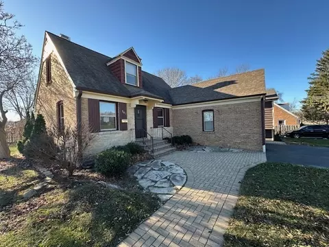 303 W Hawley St, Mundelein, IL 60060