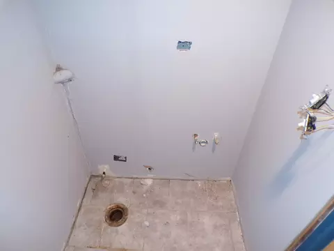 Bath - 17810 Burnham Ave, Lansing, IL 60438 photo 2 of 3