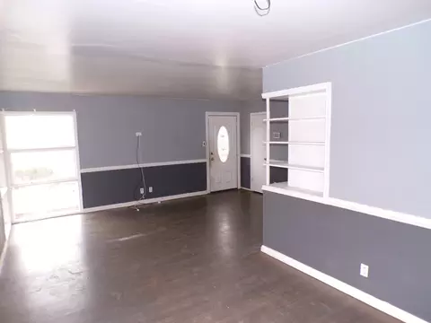 Living - 17810 Burnham Ave, Lansing, IL 60438 photo 3 of 4