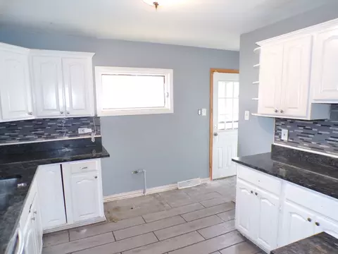 Kitchen - 17810 Burnham Ave, Lansing, IL 60438 photo 2 of 2