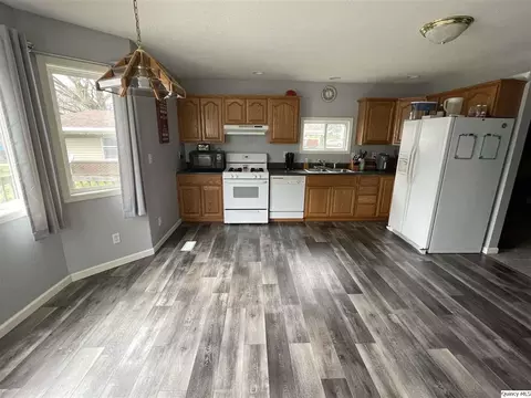 110 S Main St, Payson, IL 62360 photo 6
