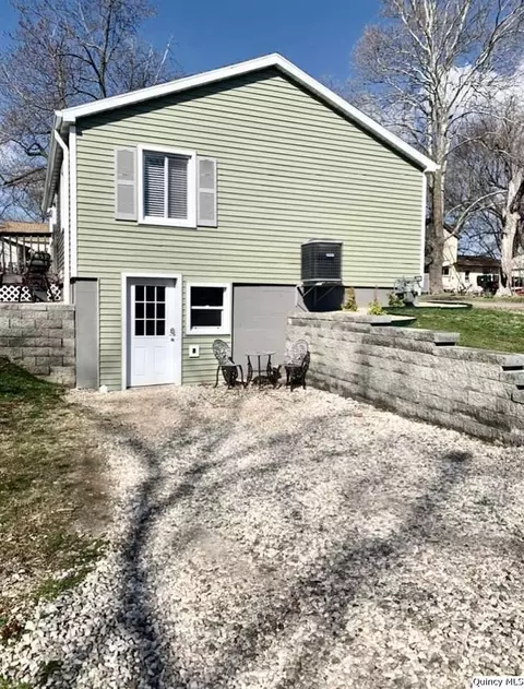 138 E Church St, Mendon, IL 62351 photo 2