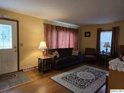 241 Cherry St, Carthage, IL 62321 photo 3