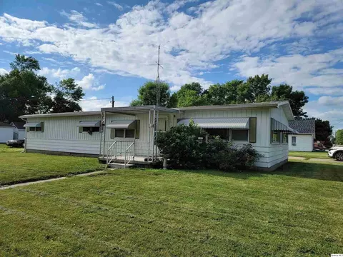 112 E Davis, Bowen, IL 62316 photo 1