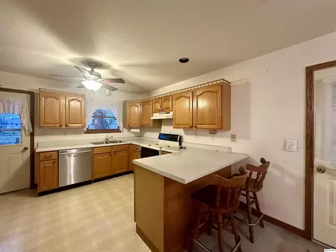 605 E Green St, Augusta, IL 62311 photo 4