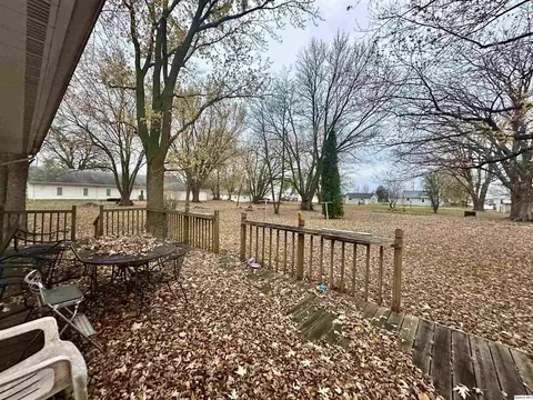 605 E Green St, Augusta, IL 62311 photo 12