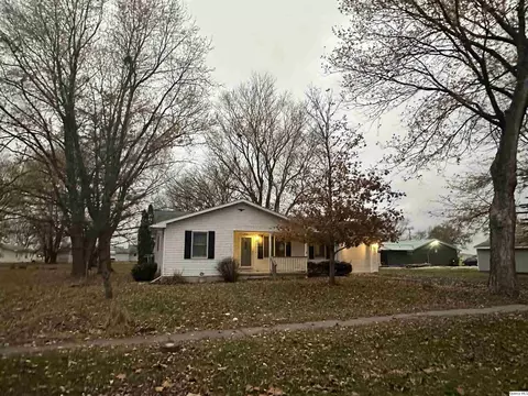 605 E Green St, Augusta, IL 62311 photo 1