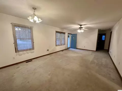 605 E Green St, Augusta, IL 62311 photo 2