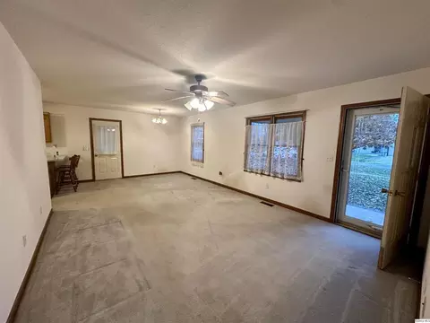 605 E Green St, Augusta, IL 62311 photo 3