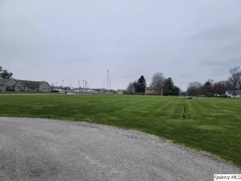APT 8 Russell Court, Carthage, IL 62321
