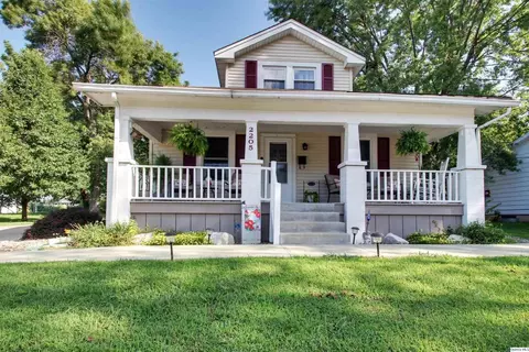 2205 Maple, Quincy, IL 62301 photo 1