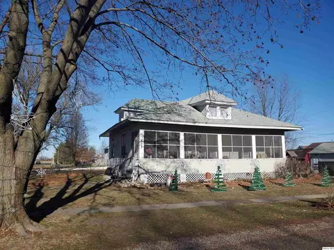 402 E 3rd St, Bowen, IL 62316 photo 1