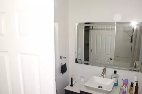 Bath - 1522 Morris Ave, Berkeley, IL 60163 photo 5 of 7