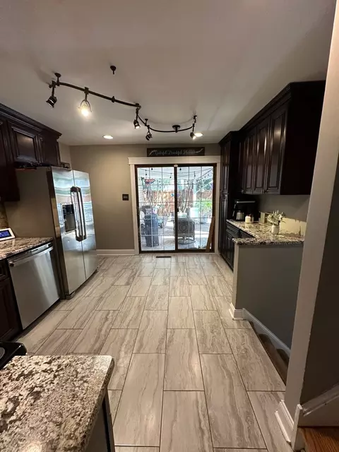 655 Cedar Ln, Bartlett, IL 60103 photo 9