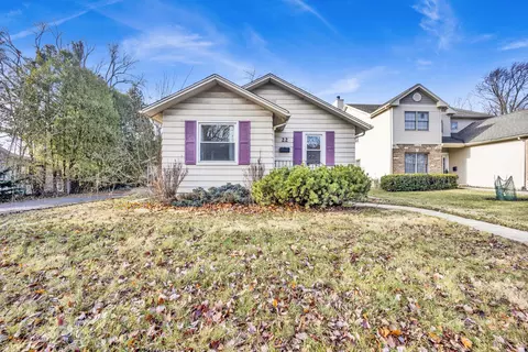 22 N Grant St, Westmont, IL 60559