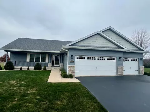 10167 E Shagbark Ln, Rochelle, IL 61068