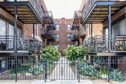 1137 W Grace St #3W, Chicago, IL 60613